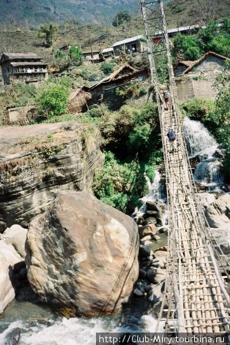мост через приток Марсианди (район Аннапурна).
снимок сделан в 1998 году.
позже рядом построен другой, правильный мост
...хотя, колорит, конечно утрачен Непал