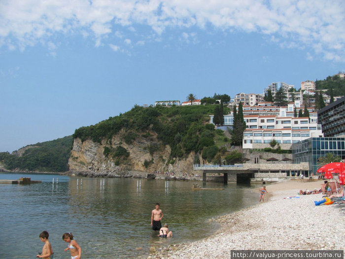 этот пляж находится за Старым городом и до Могрена. Название узнать не удалось Черногория
