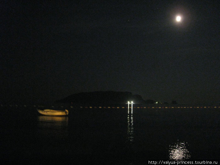 Славянский пляж ночью. Черногория
