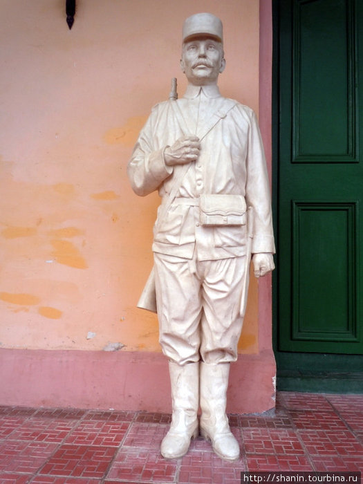 У входа в Краеведческий музей Сьего-де-Авила, Куба