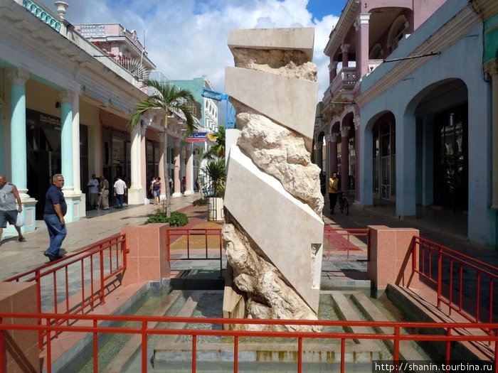 Монумент на пешеходной улице Сьего-де-Авила, Куба