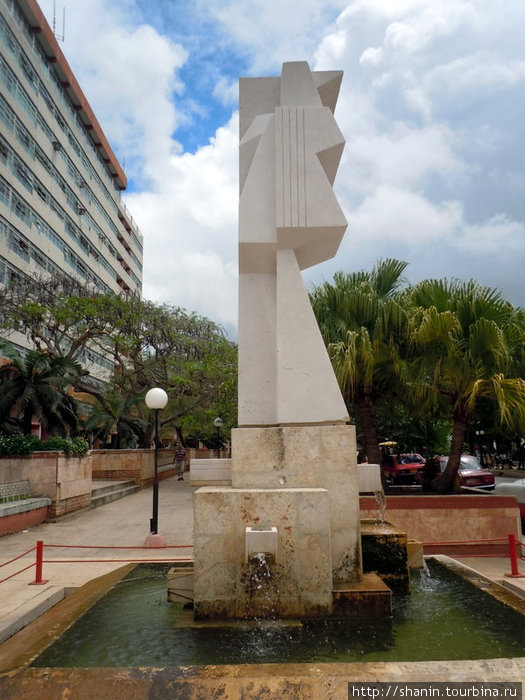 Монумент на центральной площади Сьего-де-Авила, Куба