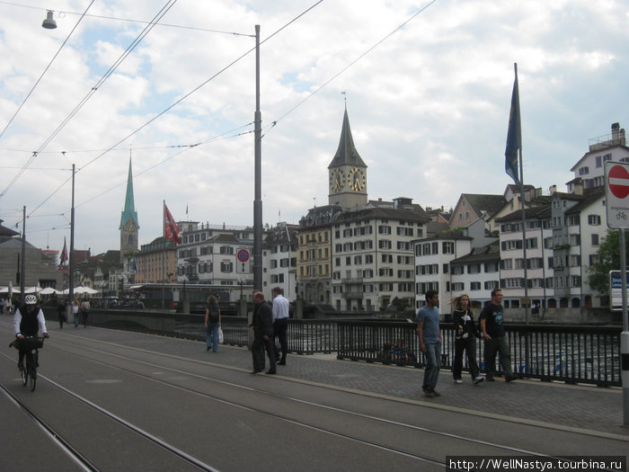 Город флагов с белыми крестами Цюрих, Швейцария