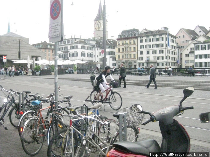 ...и ездят на велосипедах не только потому что это помогает поддерживать себя в тонусе Цюрих, Швейцария
