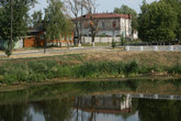На берегу пруда рядом со Свято-Троицким монастырем.