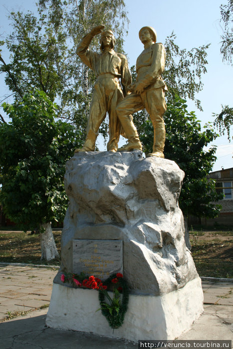 Памятник героям Советского Союза — Боронину и Ветвинскому. Алатырь, Россия