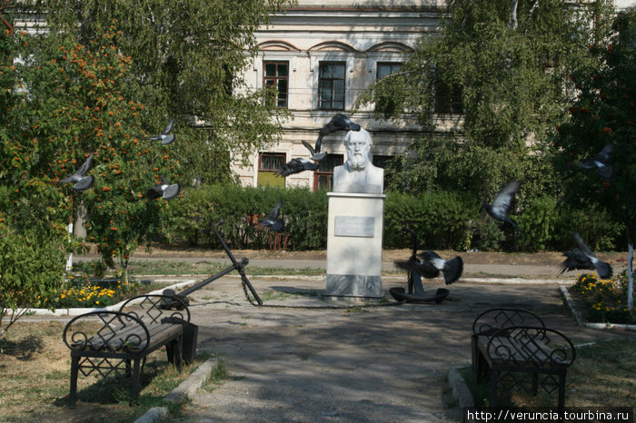 Памятник академику Крылову. Алатырь, Россия