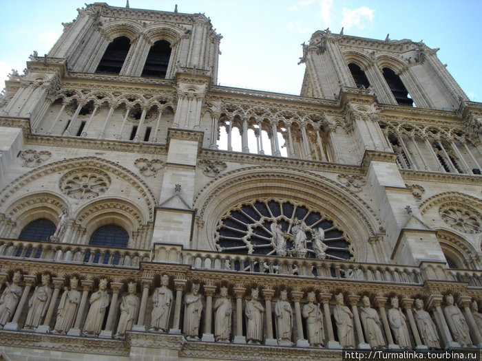 Тот самый собор Парижской Богоматери — самое посещаемое место Парижа... Да-да, это не Эйфелева башня, а именно этот собор. Париж, Франция