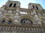 Тот самый собор Парижской Богоматери — самое посещаемое место Парижа... Да-да, это не Эйфелева башня, а именно этот собор.