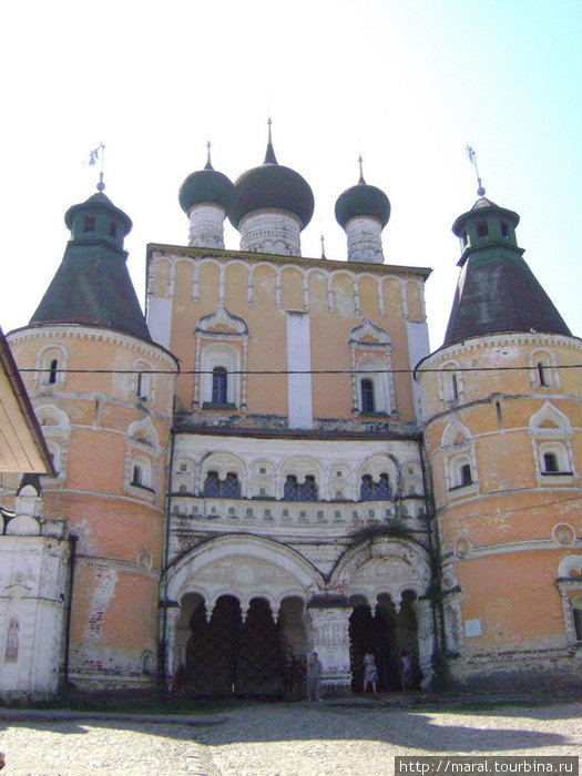 Парадный вход в Борисоглебский монастырь — через северные врата, над которыми возвышается Сретенская церковь XVII века
