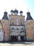 Парадный вход в Борисоглебский монастырь — через северные врата, над которыми возвышается Сретенская церковь XVII века