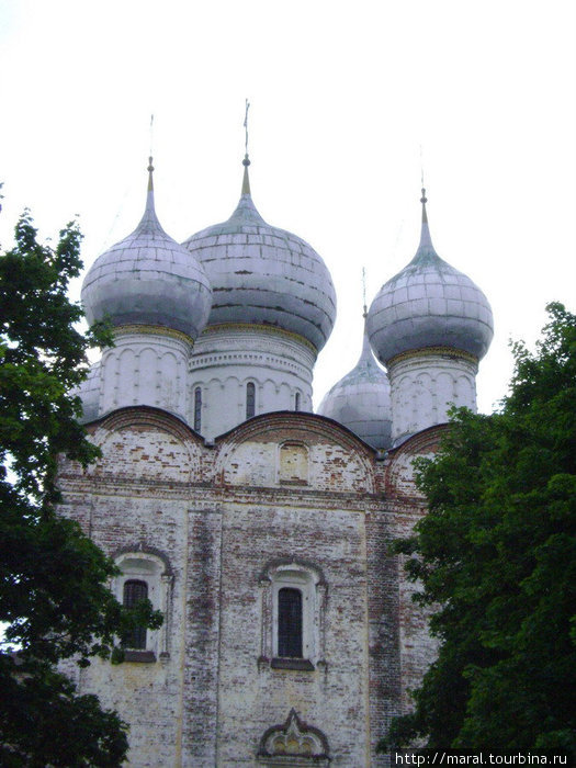 Над южными святыми вратами высится Сергиевская церковь XVI века Борисоглебский, Россия