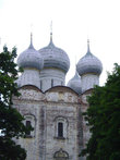 Над южными святыми вратами высится Сергиевская церковь XVI века
