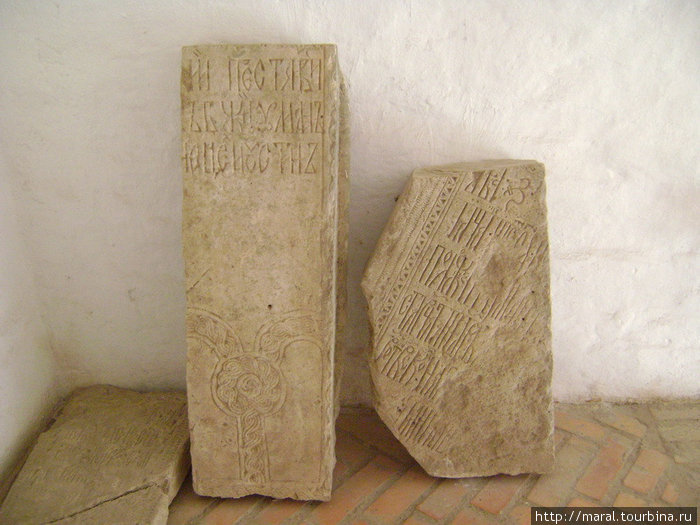 Это страницы каменной летописи об основании обители на Устье, дошедшие до нас из XVI века