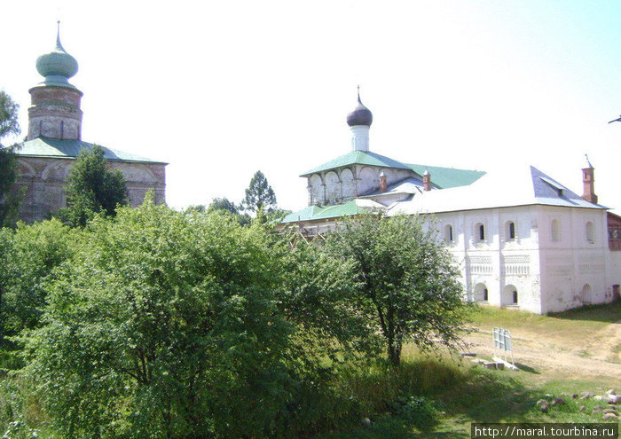 В 1524 – 1526 гг. рядом с собором под началом Григория Борисова возводится тёплая Благовещенская церковь с трапезной