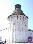 Самая красивая и одновременно самая высокая – 38 метров в высоту – это северо-восточная (Максимовская) башня монастыря. Она построена в конце XVII века. Наверху башни — смотровая площадка