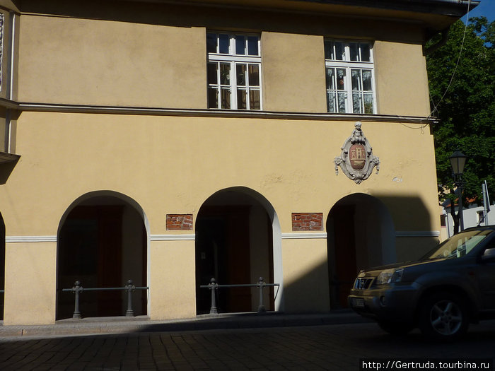 Старинный дом, единственный, на котором сохранился герб Клайпеды. Клайпеда, Литва