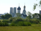 Русская православная церковь, новая, очень красивая, с воскресной школой. А на заднем плане трапецевидные башни — это новый католический костел, огромный, но до ужаса \безвкусный\ по архитектуре.