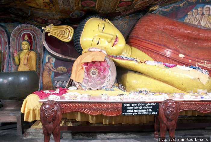 Лежащий Будда в пещере Матале, Шри-Ланка