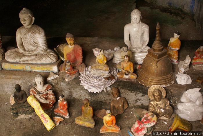 Будды в пещере Матале, Шри-Ланка