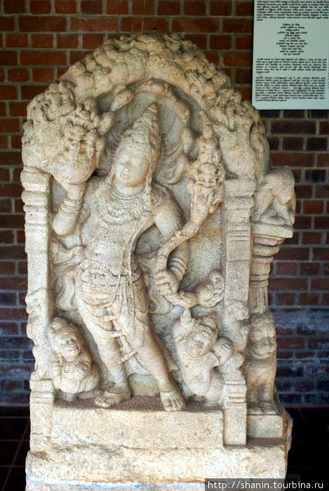 В Археологическом музее Анурадхапура, Шри-Ланка