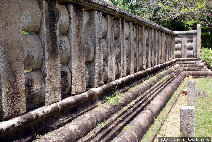 Псевдодеревянная стена Анурадхапура, Шри-Ланка