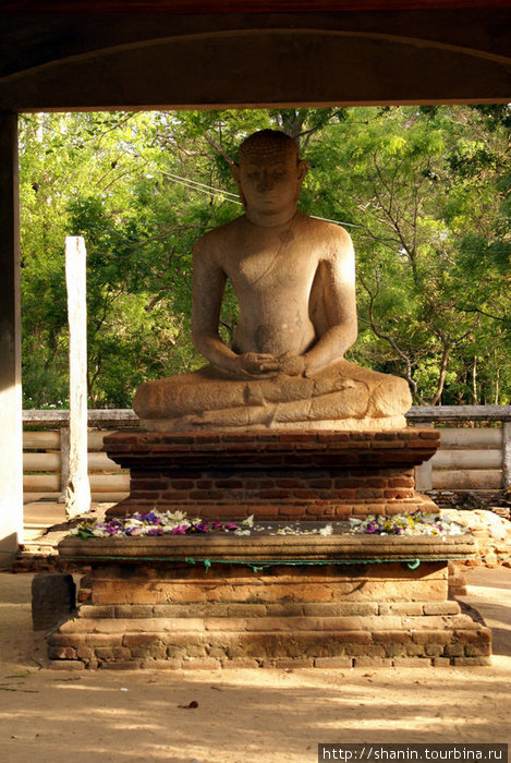 Каменный Будда Анурадхапура, Шри-Ланка