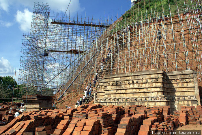 Реставрация ступы — процесс неспешный Анурадхапура, Шри-Ланка