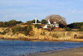Вид с пляжа на Свами Рок