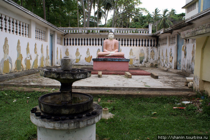 Статуя Будды в окружении стен Диквелла, Шри-Ланка