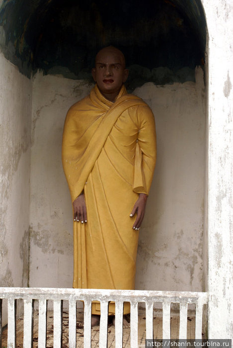 Статуя монаха Диквелла, Шри-Ланка