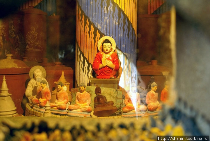 Будды в голове большого Будды Диквелла, Шри-Ланка