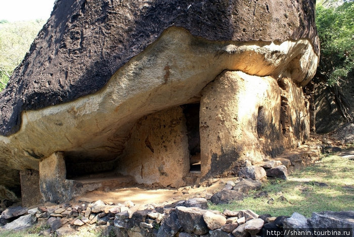 Обитаемая пещера Полоннарува, Шри-Ланка