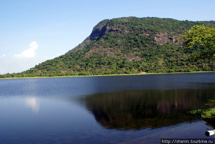 Озеро у горы Полоннарува, Шри-Ланка