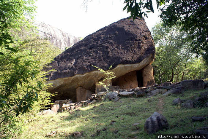 Пещера в огромном валуне Полоннарува, Шри-Ланка