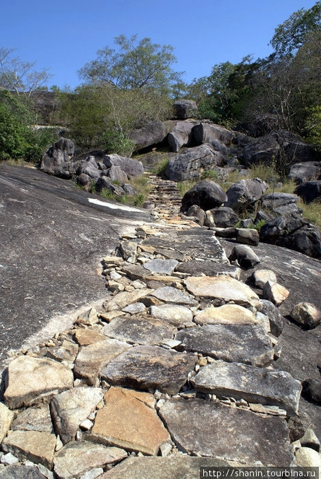 Вымощенная камнем дорожка наверх Полоннарува, Шри-Ланка