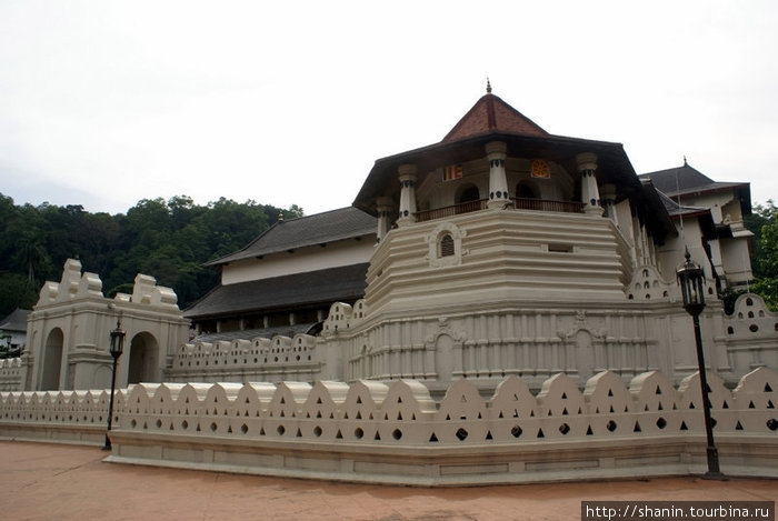 Храм Зуба Будды — вид снаружи Канди, Шри-Ланка