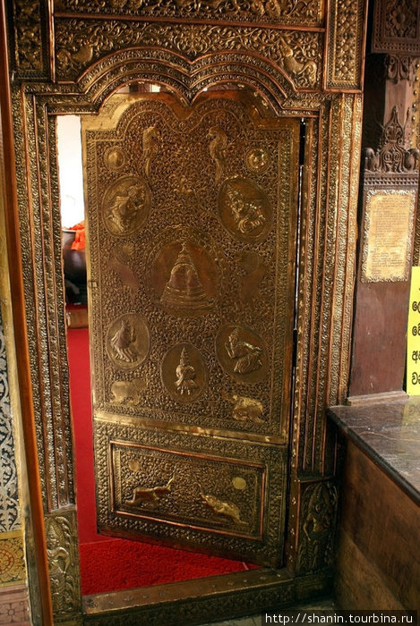 Дверь в тайнное помещение, где хранится Зуб Канди, Шри-Ланка