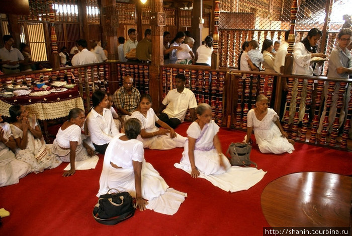 Паломники на втором этаже храма Канди, Шри-Ланка