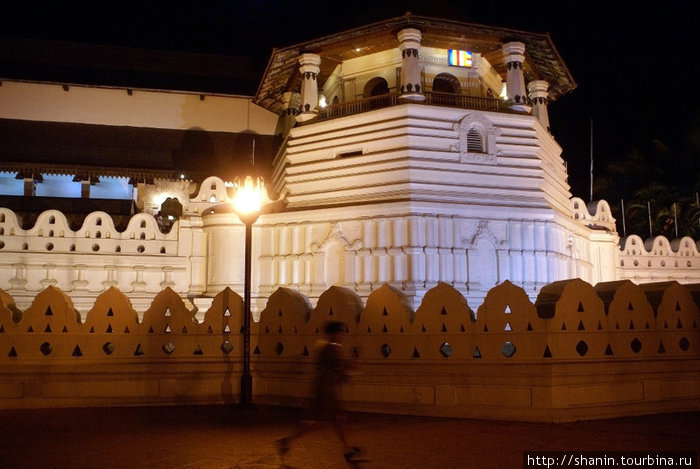 Храм Зуба Будды ночью Канди, Шри-Ланка