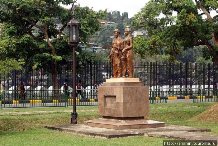 Памятник в парке перед храмом Канди, Шри-Ланка