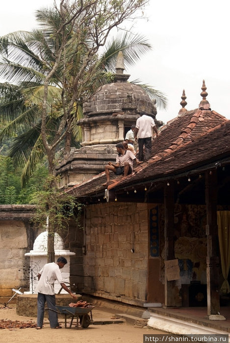 Идет ремонт храма Канди, Шри-Ланка