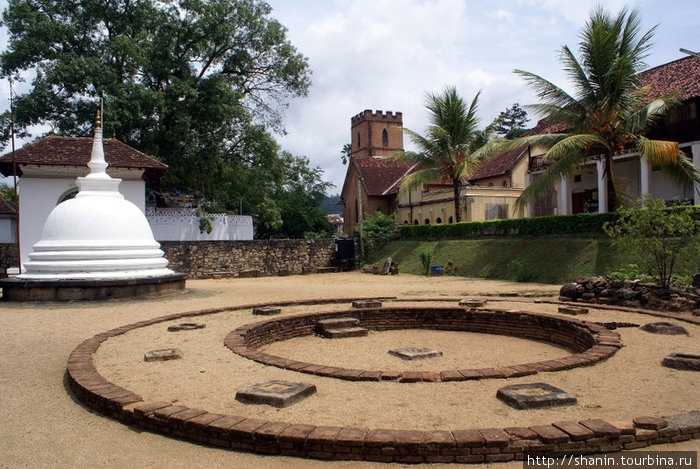 Священный круг, ступа и англиканская церковь Канди, Шри-Ланка