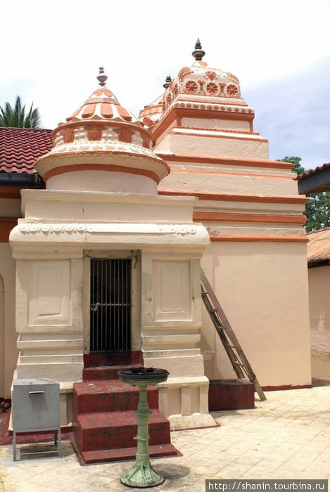 Идууистский храм Катарагама, Шри-Ланка