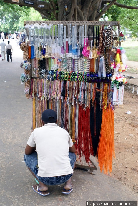 Продавец сувениров Катарагама, Шри-Ланка