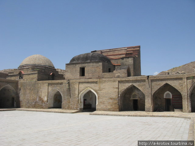 Гиссар входит в семёрку главных чудес Таджикистана, но старинные развалины и крепость у него не впечатляют. Из старинных сооружений вот, собственно, и всё ! Гиссар, Таджикистан