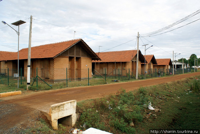 Поселок Киринда после цунами застроен одинаковыми домами — подарок от благотворительных организаций Киринда, Шри-Ланка