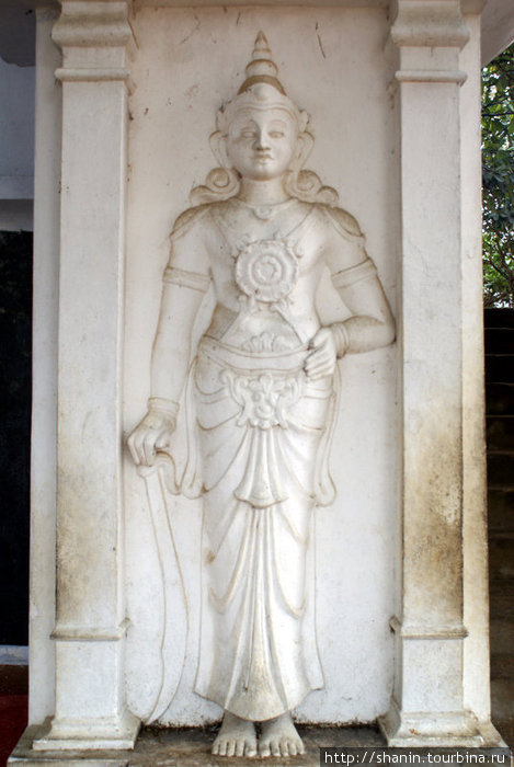 У входа в монастырь Киринда, Шри-Ланка