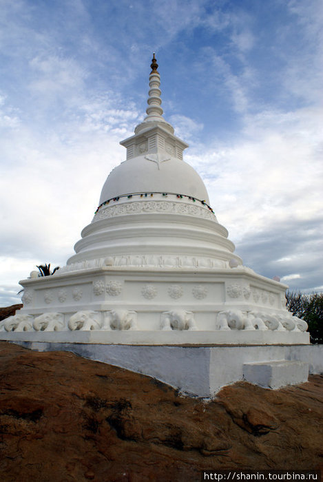Белая ступа Киринда, Шри-Ланка