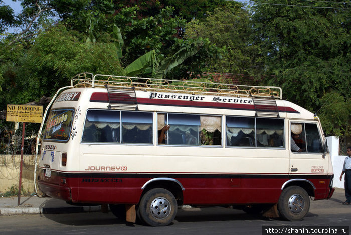 Автобус — основной вид транспорта на острове Маннар, Шри-Ланка